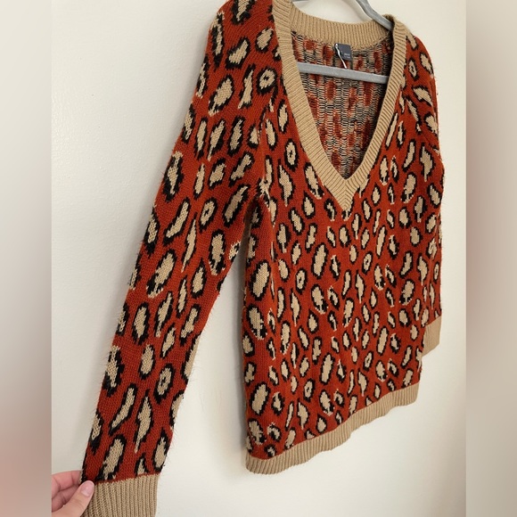 Sparkle & Fade Leopard V-Neck Sweater - Picture 3 of 6